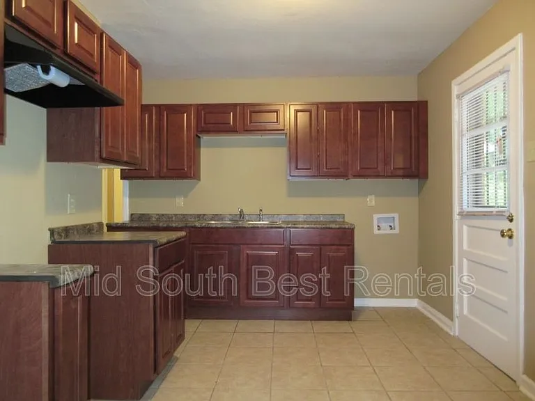 3523 Hallbrook St — Photo 2