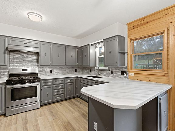 3rd image of 155 Parkwood Dr