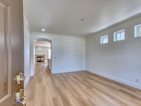 3rd image of 470 Cascade Way