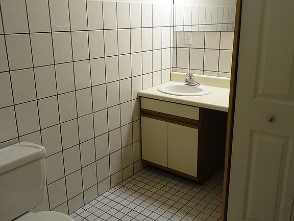 Guest bath with W/D