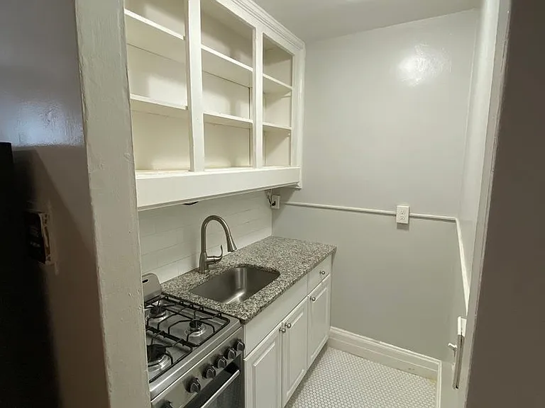 100 Howe Street — Photo 43