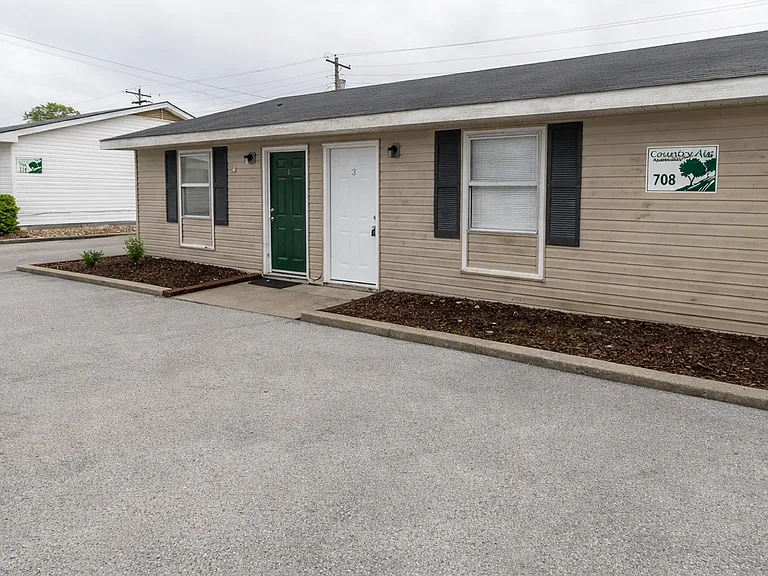 708 W Cunningham Dr #3 — Photo 1
