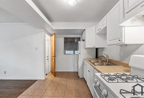 3rd image of 212 McAlpine Dr
