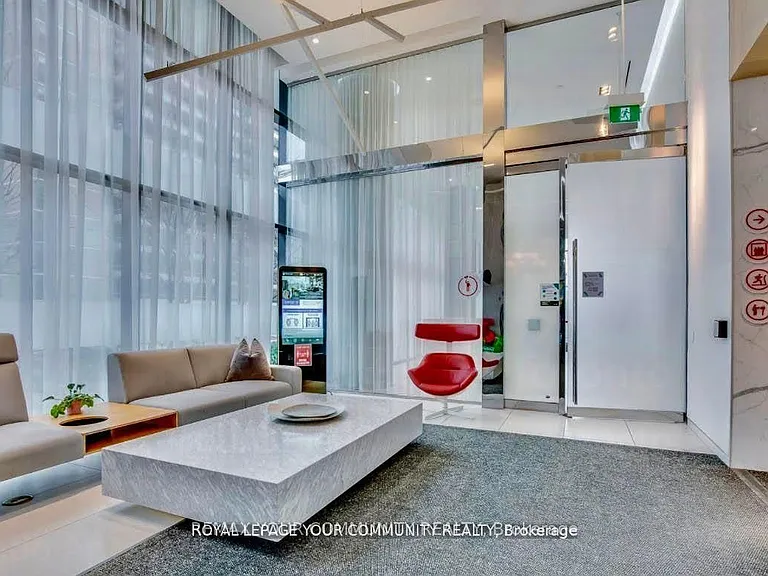 185 Roehampton Ave #409 — Photo 32