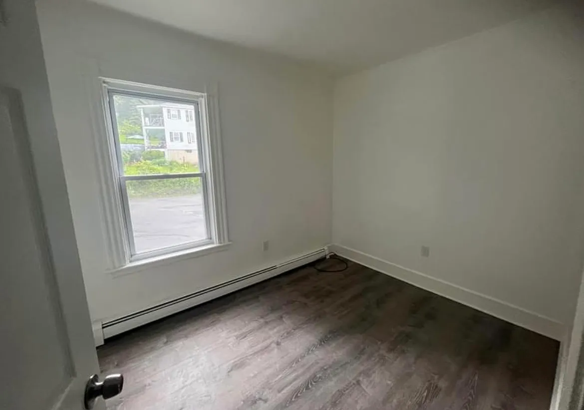 3 bed, 1000 sqft, $2,000 — Photo 3