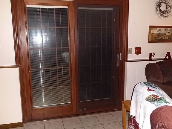 fam rm w/ door to patio