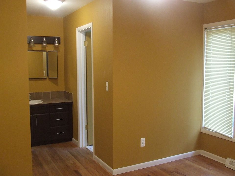 2nd image of 3135 Dorais Dr NE