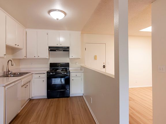 3rd image of 10827 Morrison St #205