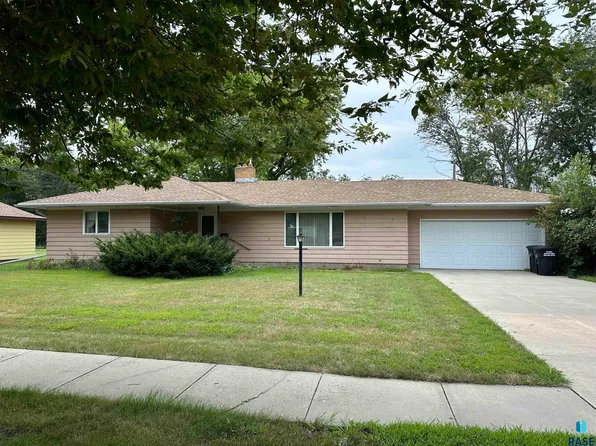 405 S Pine St, Menno, SD 57045
