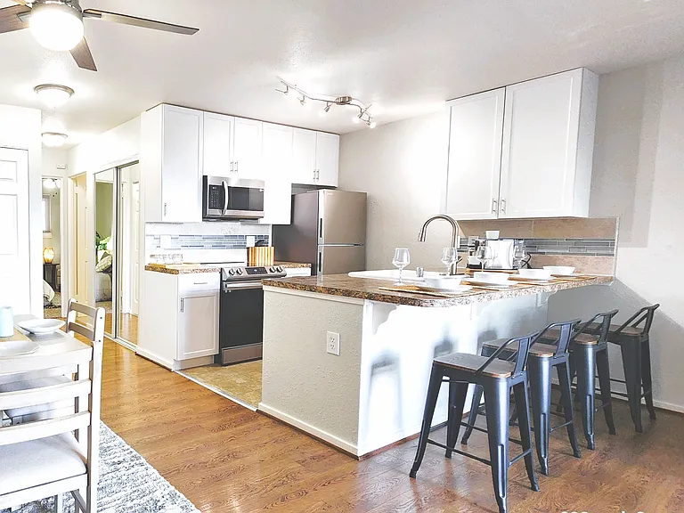 Hawaiian Apartments — Photo 42