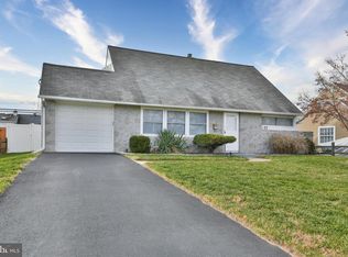 77 Kindle Ln, Levittown, PA 19055