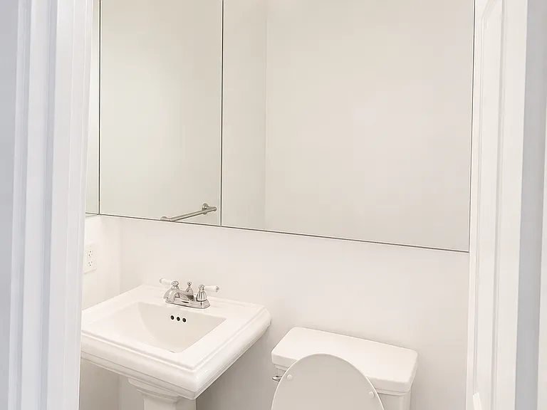 326 E 35th St #2 — Photo 4