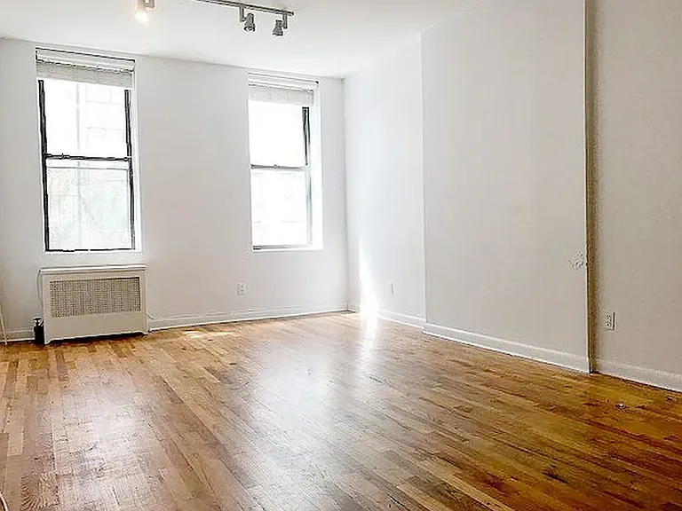 233 W 19th St #4 — Photo 1
