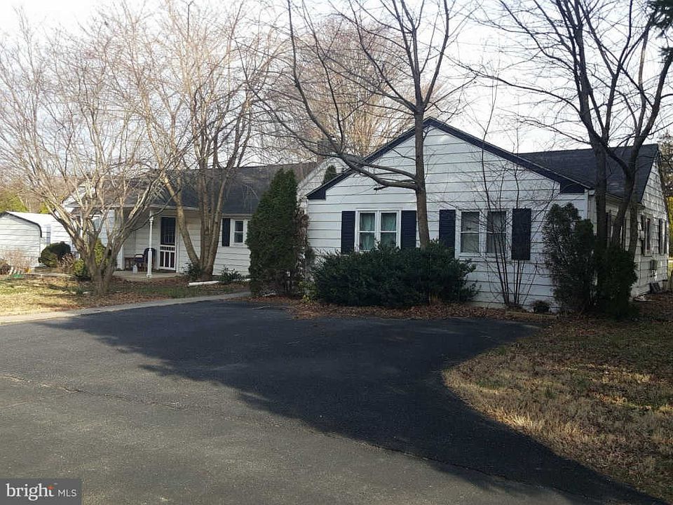 1st image of 8 Glen Berne Dr