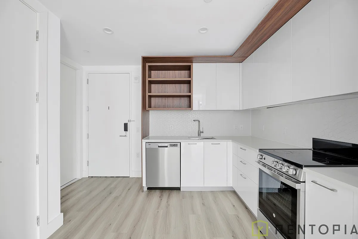 Building Photo - 224 E 135th St #2008N