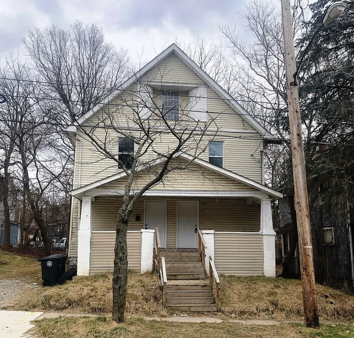 507 - 1127-29 Victory Street — Photo 1