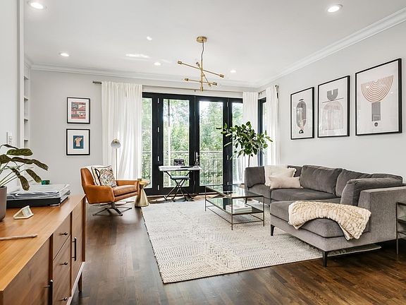 4th image of 1048 N Wolcott Ave #2