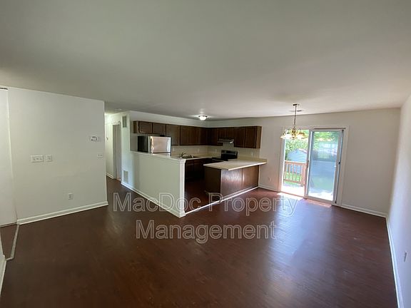 3rd image of 905 Kilarney Dr