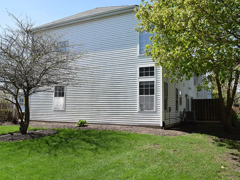 460 Lancaster Dr — Photo 2