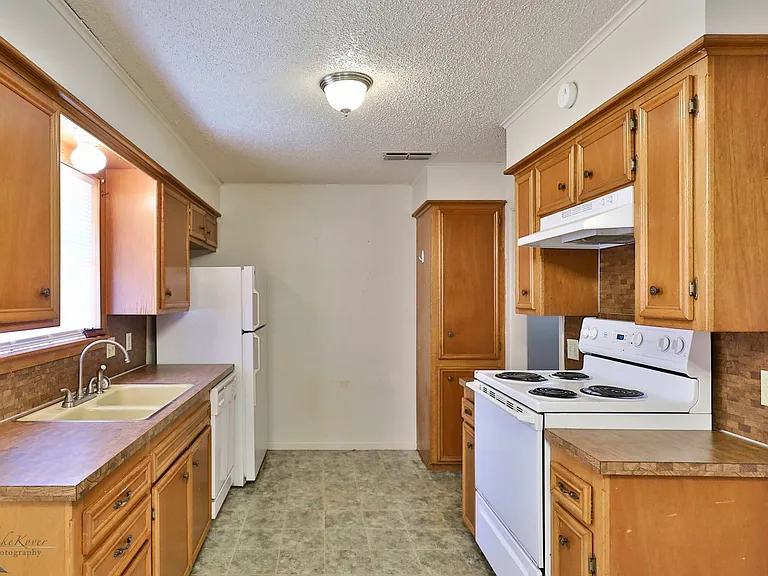 1117 Ruswood Dr — Photo 2