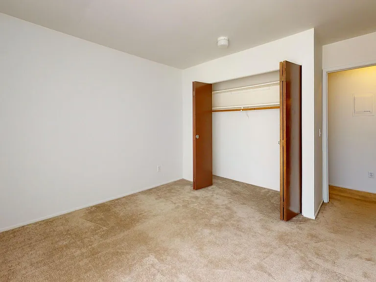 Whitehall Apartments — Photo 32