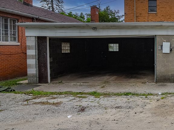 4th image of 925 W 35th Avenue Garage #A-1