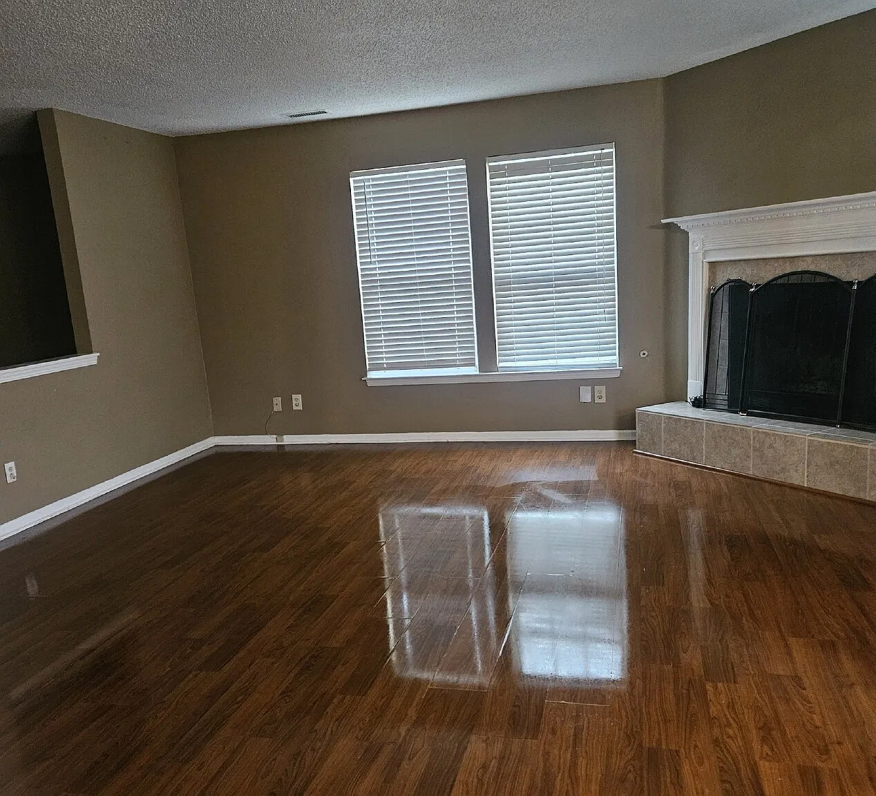 3 bed, 2.5 bath, 2334 sqft, $2,300 — Photo 2