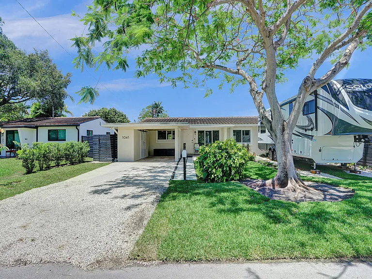 1041 SW 32nd St — Photo 44