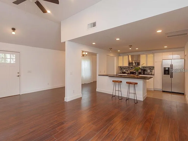 1830 Staunton Ave — Photo 2