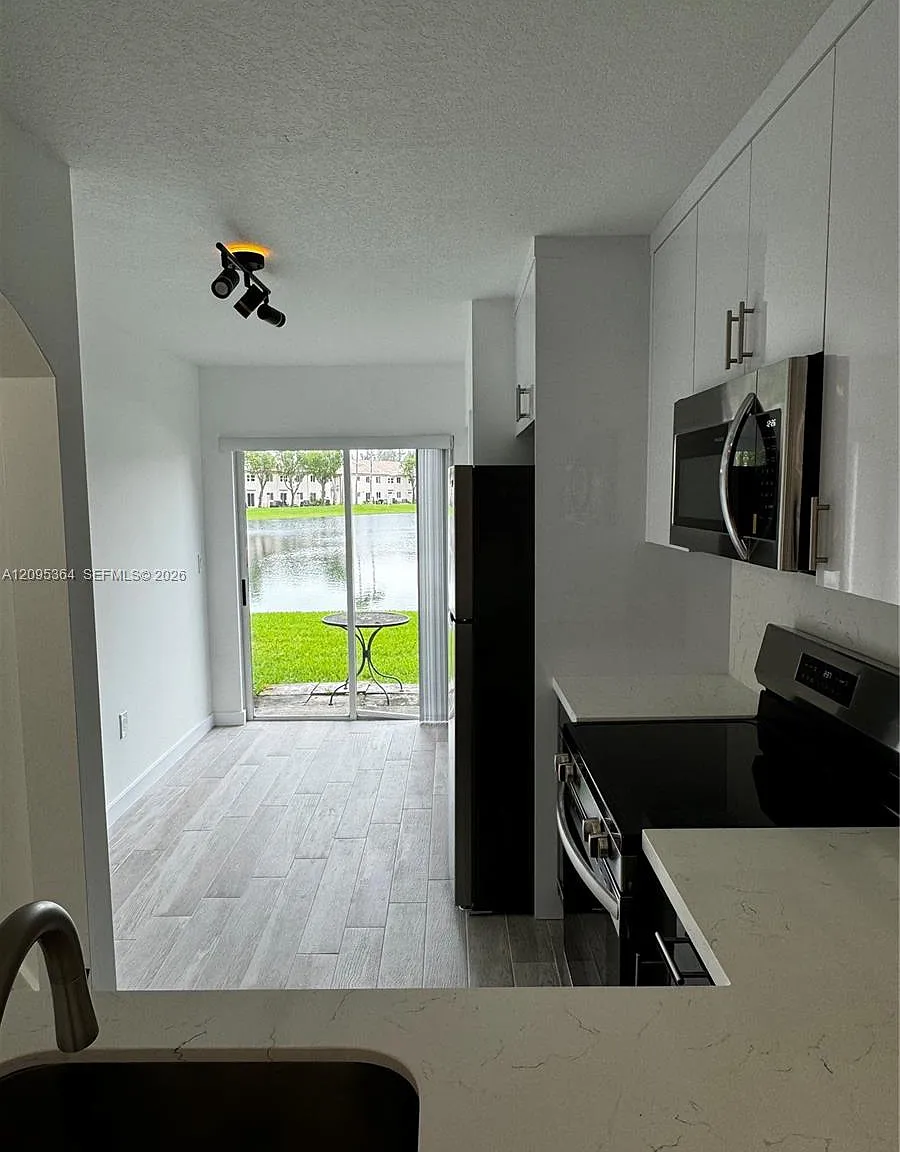 Venetia Gardens Condo — Photo 2