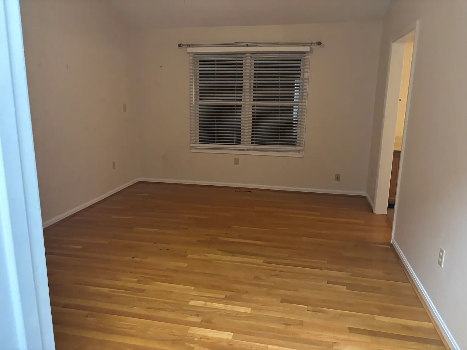 3 bed, 2400 sqft, $2,400 — Photo 4