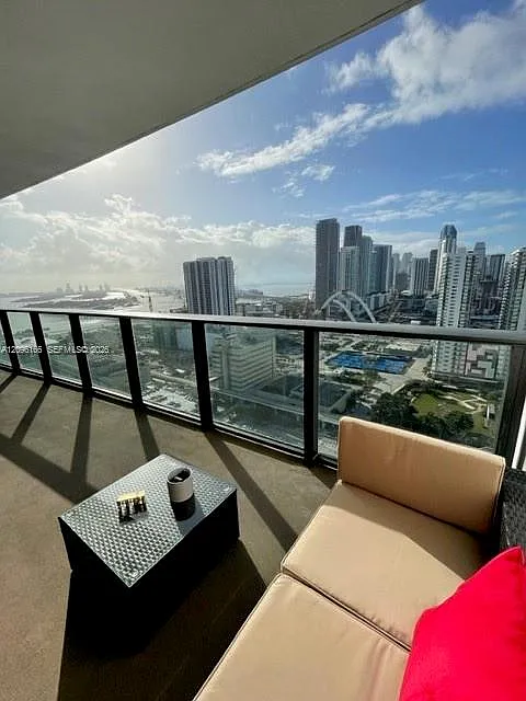 Canvas Condo — Photo 4