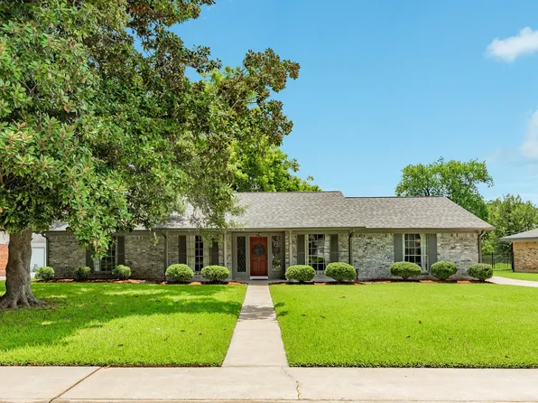 320 Linden Ln, Lake Jackson, TX 77566