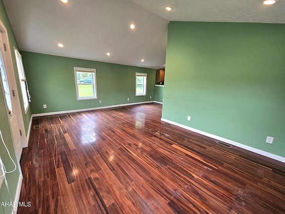 3rd image of 847 Johnstown Rd