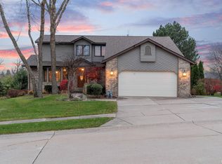 2859 Aspen Valley Dr, Bettendorf, IA 52722