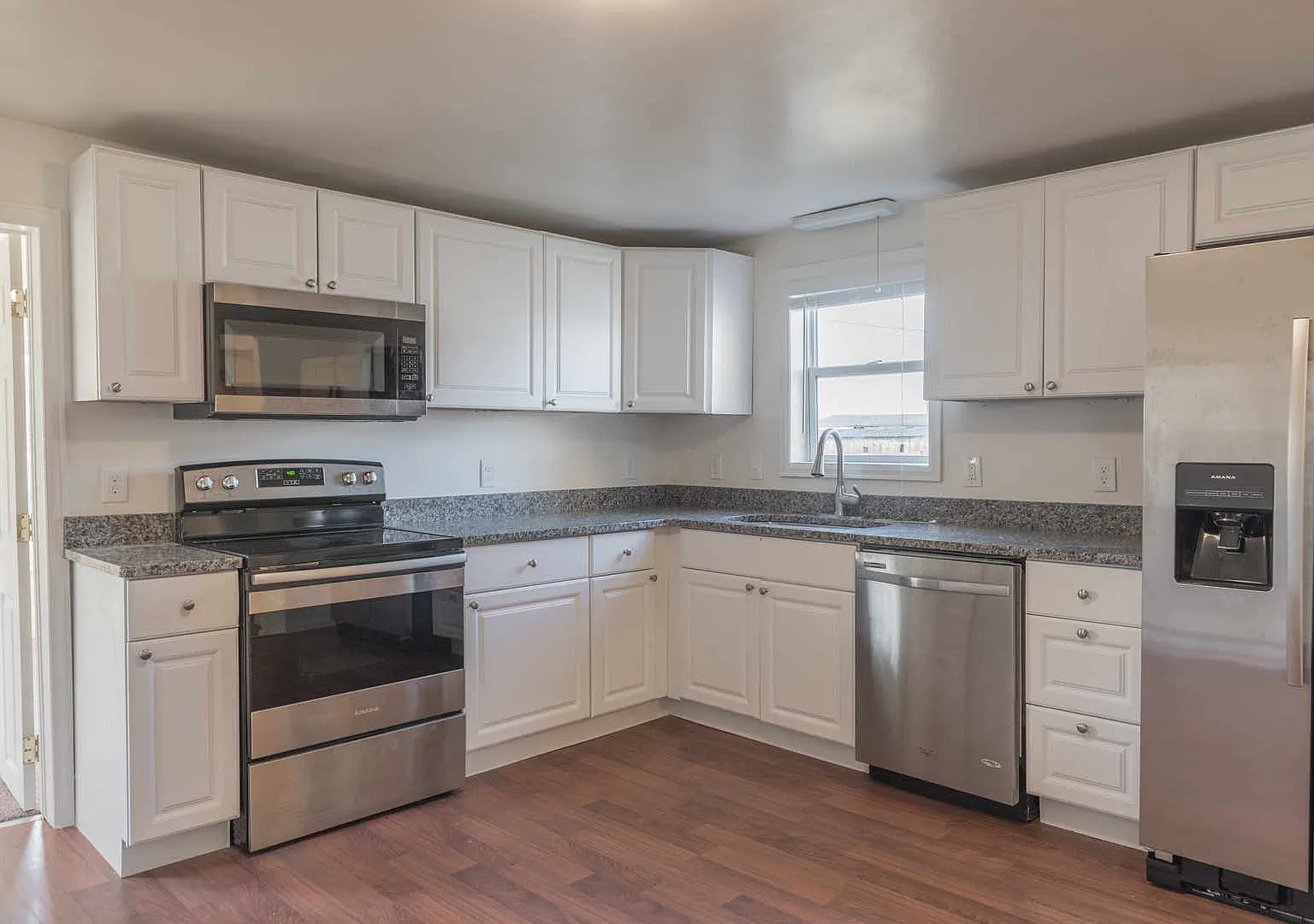Updated 2 Bedrm 1bath Home - Granite, Stainless Steel Appliances — Photo 2