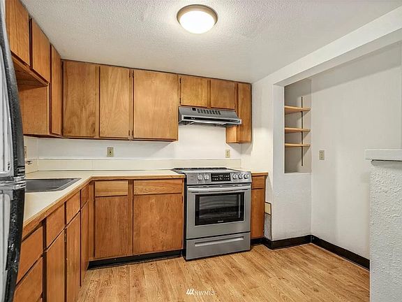 Spacious kitchen with new range and plenty of storage and custom adjustable shelving.