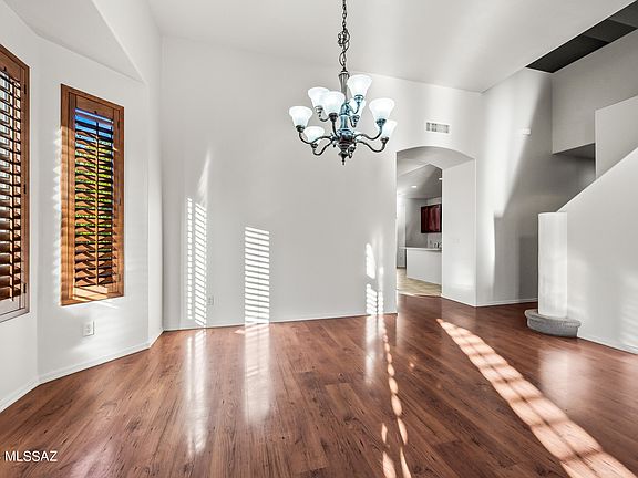 5th image of 4059 N Sunset Cliff Pl