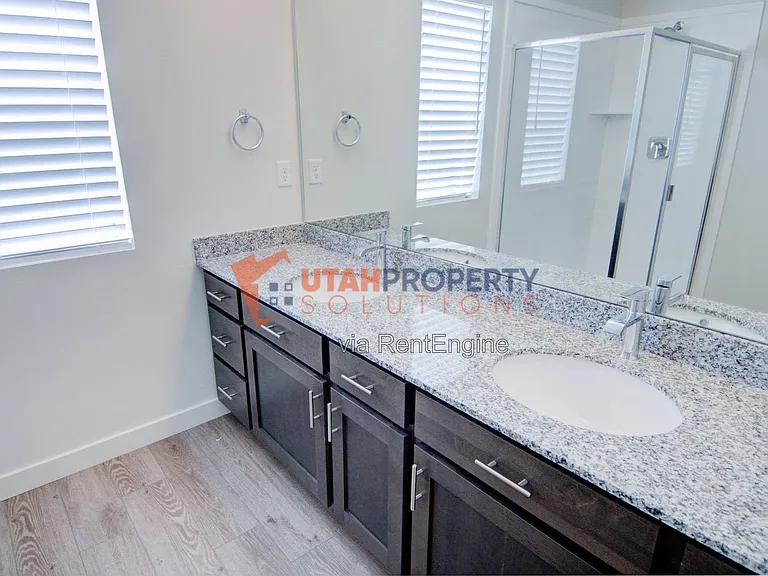 1047 W 400 S — Photo 16