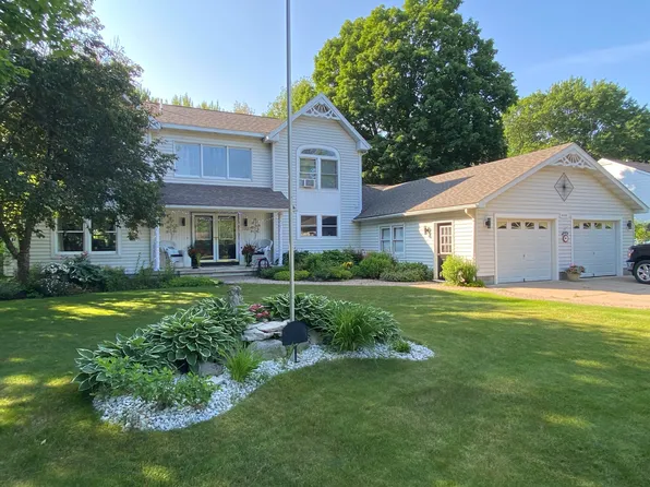 3220 Sherman Park Dr, Sault Sainte Marie, MI 49783