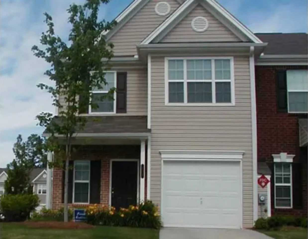 3 bed, 2.5 bath, 1639 sqft, $2,299 — Photo 1