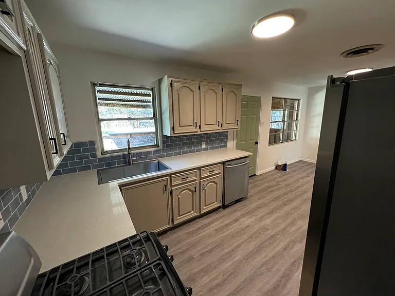 8025 Laura St — Photo 3