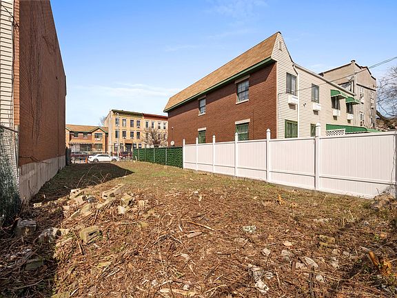 4th image of 300 Chauncey St
