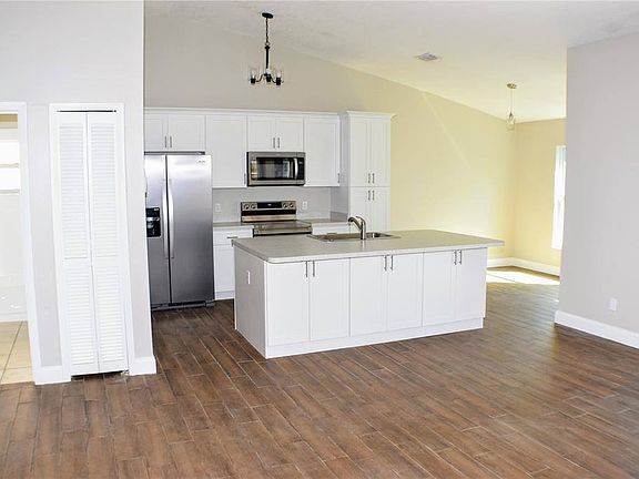 3rd image of 1002 Burnett St