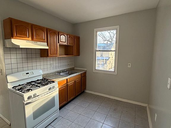 5th image of 724 Lyons Ave #2A