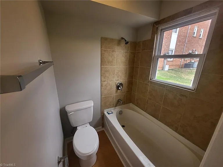 2829 N Ohenry Blvd #D — Photo 7