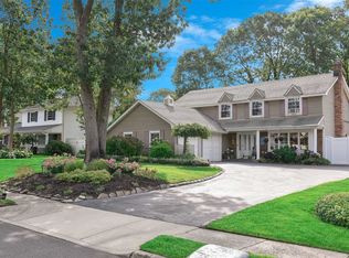 10 Cornelia Ln, Lake Grove, NY 11755