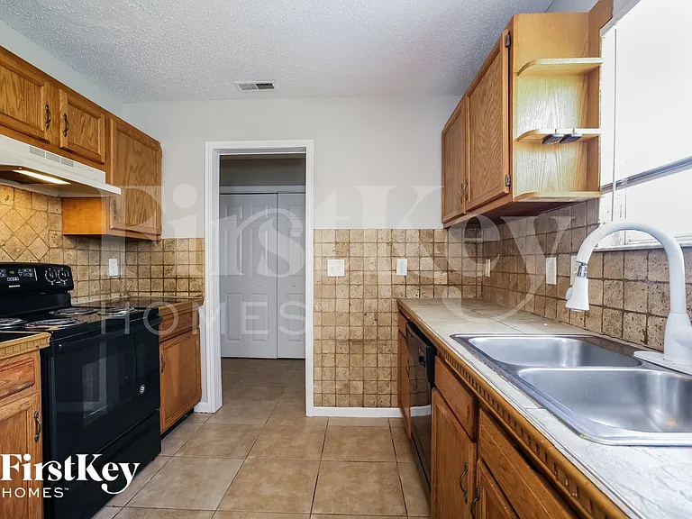 8925 Lighthorse Dr — Photo 6