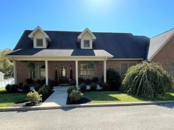 98 Dixon St, Staffordsville, KY 41256