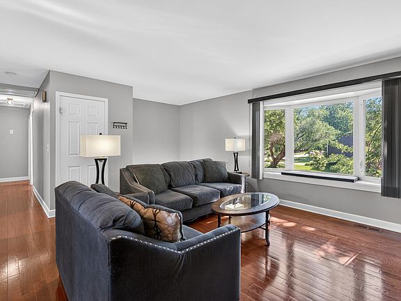 2nd image of 802 S Prairie Ave